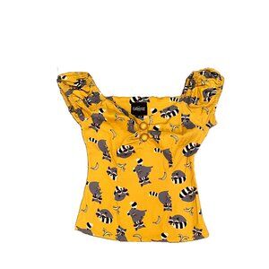 Collectif Fitted Short Sleeve Top with Raccoons size 6